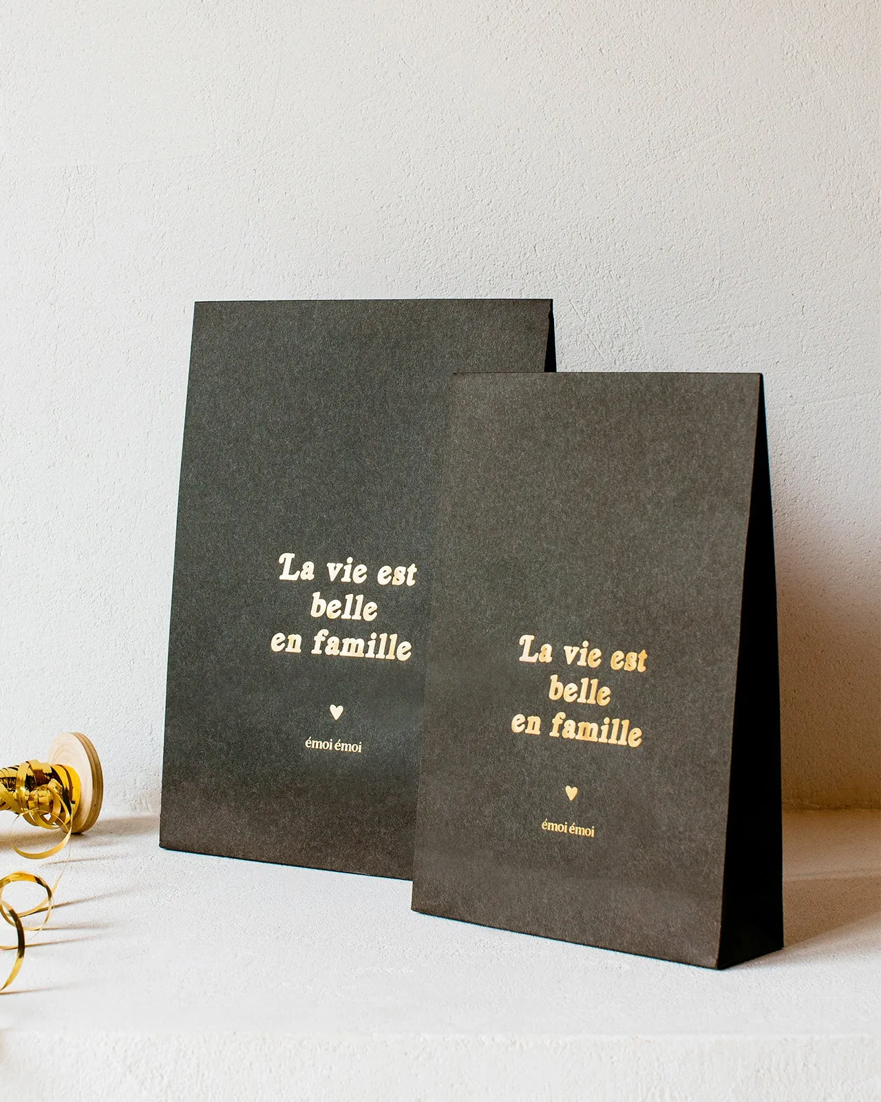 La grande pochette cadeau La vie est belle en famille - 27 x 38 cm - gris anthracite