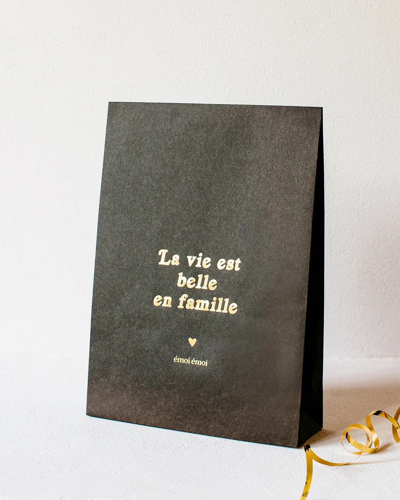 La grande pochette cadeau La vie est belle en famille - 27 x 38 cm - gris anthracite